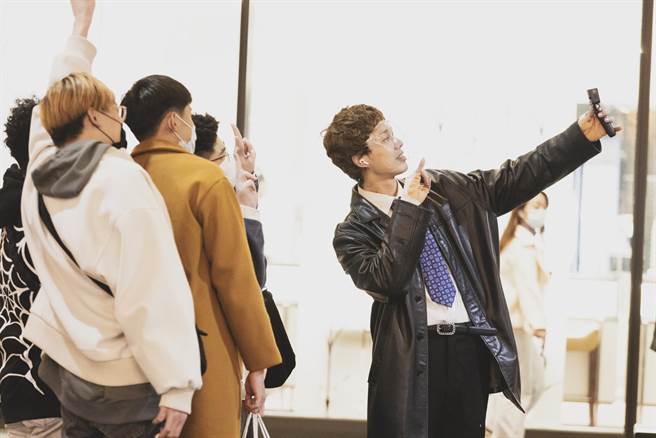 阿夜乔装上班族亲切与粉丝合照(一步之遥演艺提供)