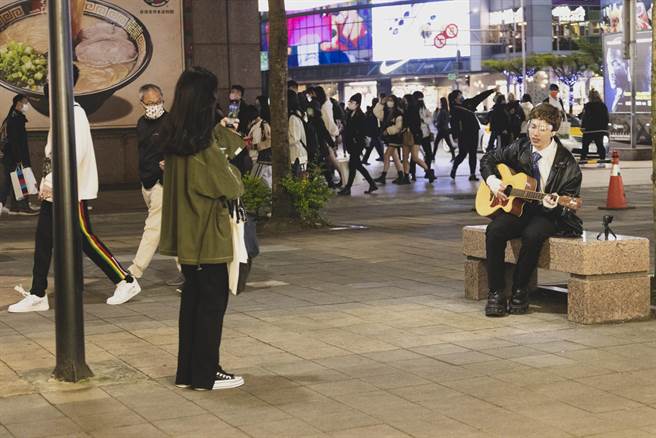 阿夜乔装上班族还化身街头艺人献唱(一步之遥演艺提供)