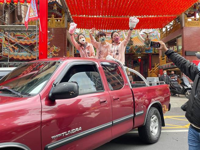 立委陳亭妃今日上午首度到基隆，陪同基隆市長林右昌2子弟兵掃街拜票。（翻攝照片／陳彩玲基隆傳真）