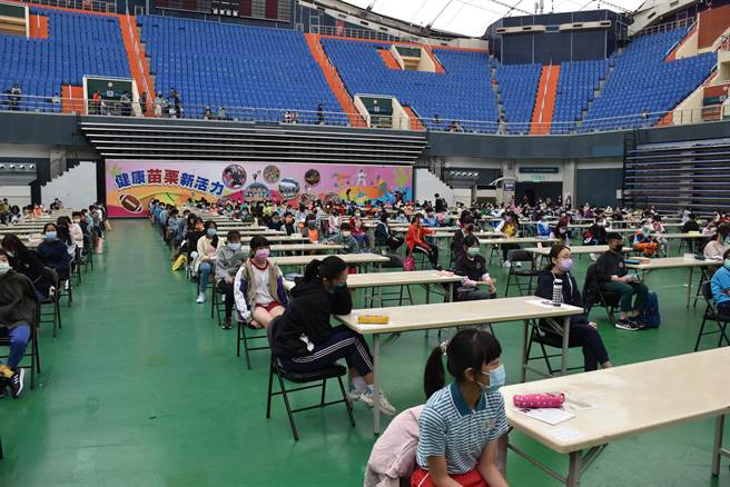 苗栗縣政府舉辦文狀元競試複賽，7日在苗栗市巨蛋體育館登場，共有603名學生一起應試。（謝明俊攝）