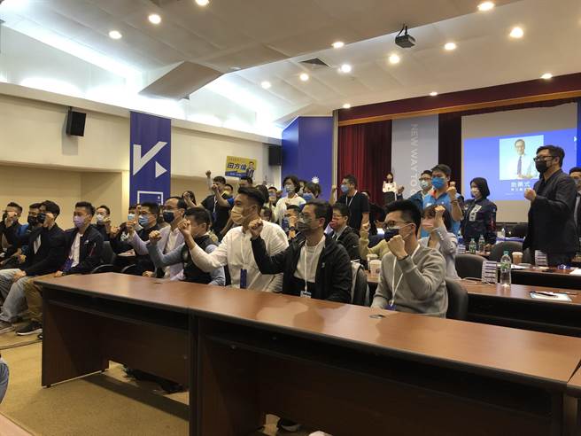 國民黨今天舉辦青年訓練營「藍海戰鬥營」，黨主席朱立倫聆聽完33位參選人1分鐘簡報後，分享自己打選戰心得。（趙婉淳攝）