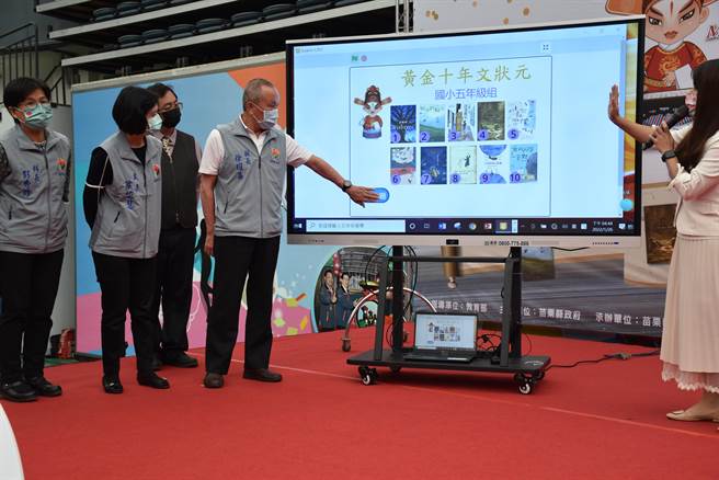 苗栗縣政府舉辦文狀元競試複賽，苗栗縣長徐耀昌啟動電腦抽選題目。（謝明俊攝）