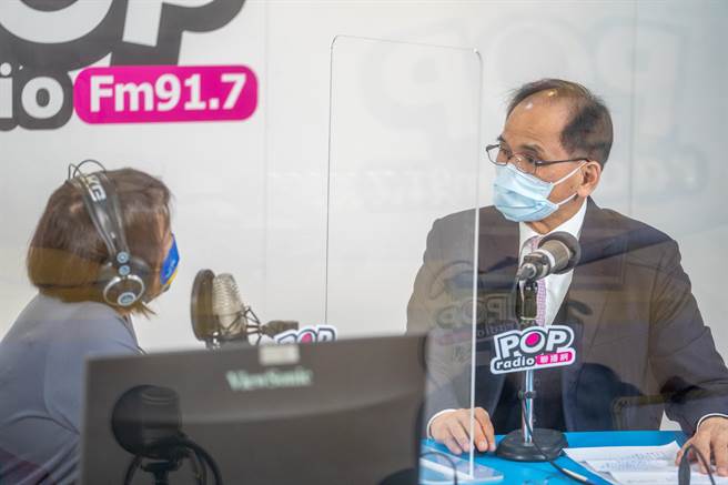 立法院长游锡堃今接受《POP Radio》节目专访。（照片来源：立法院长办公室提供）