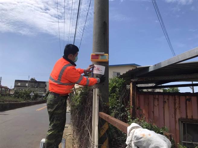 善心人士捐贈10座太陽能LED爆閃警示燈，點亮道路。（民眾提供／盧金足台中傳真）