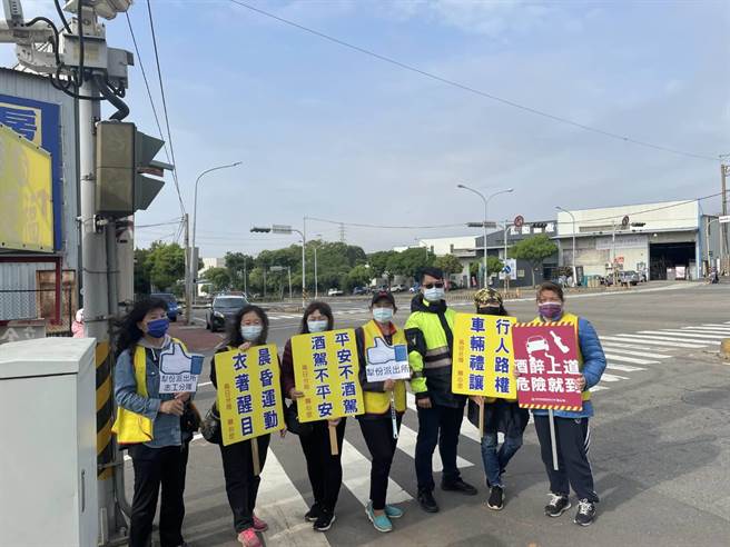 烏日分局犁份派出所利用道路概況及交通事故數據分析熱時、熱點將爆閃警示燈裝設在夜晚視線不佳及彎道角度較大的路段。（民眾提供／盧金足台中傳真）