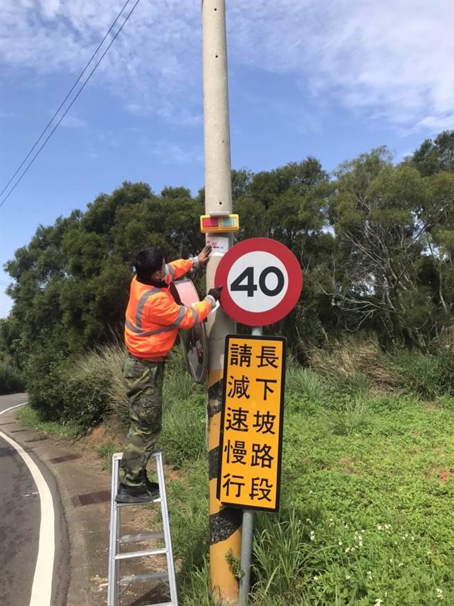 善心人士捐贈10座太陽能LED爆閃警示燈，點亮道路。（民眾提供／盧金足台中傳真）