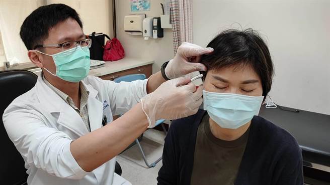 高雄市立大同醫院神經內科醫師張揚沛（左）表示，肉毒桿菌素可減痛5至7成，進而有預防偏頭痛的效果。（非當事人，高雄市立大同醫院提供／袁庭堯高雄報導）