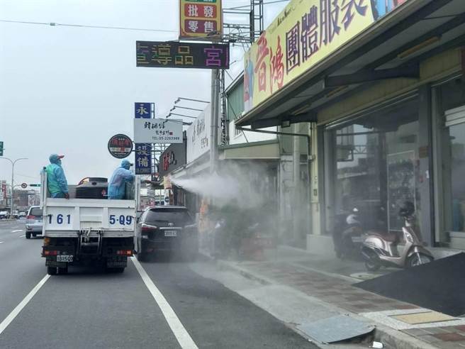 民雄乡公所清洁队已针对中正大学确诊学生足迹完成清消。（嘉义县政府提供∕吕妍庭嘉义传真）