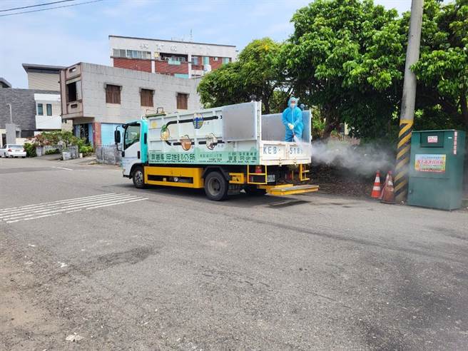民雄乡公所清洁队已针对中正大学确诊学生足迹完成清消。（嘉义县政府提供∕吕妍庭嘉义传真）