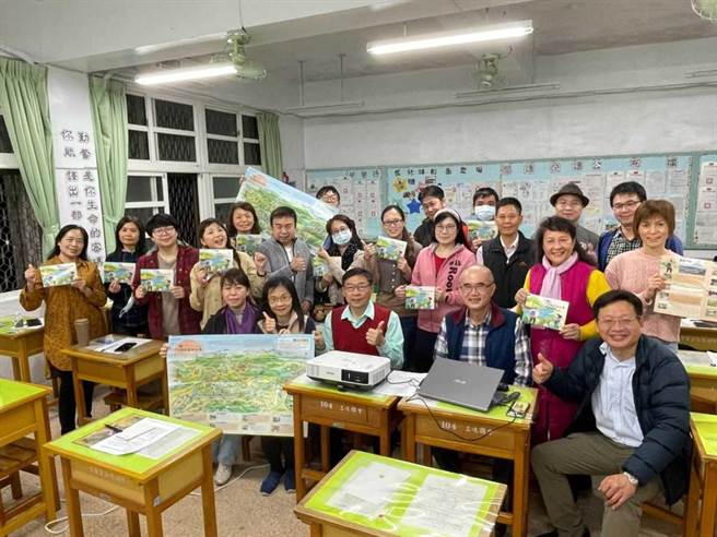 新北市三鶯社區大學邀集北大海山學研究中心、北大高中、地方文史工作者，利用多年文史調查的經驗，以大漢溪為主角，打造手繪歷史流域地圖。（教育局提供）