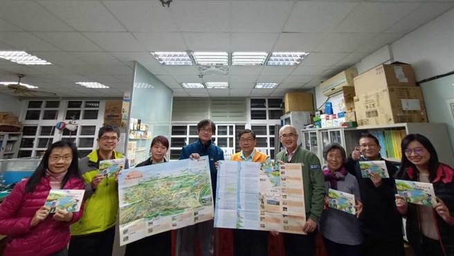 新北市三鶯社區大學邀集北大海山學研究中心、北大高中、地方文史工作者，利用多年文史調查的經驗，以大漢溪為主角，打造手繪歷史流域地圖。（教育局提供）