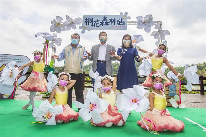 「2022新竹遶桐花-桐花森林遇」系列活动7日开跑，宝山乡长邱坤桶（左自右）、县长杨文科及文化局长李安妤欢迎民眾届时前赏桐做森林「遇」，年轻男女说不定就能结下好姻缘。（罗浚滨摄）