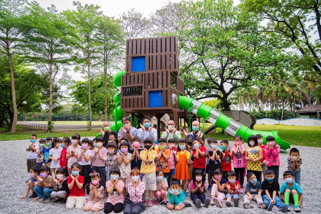 潘孟安開箱樹屋高塔溜滑梯。(取自潘孟安臉書)