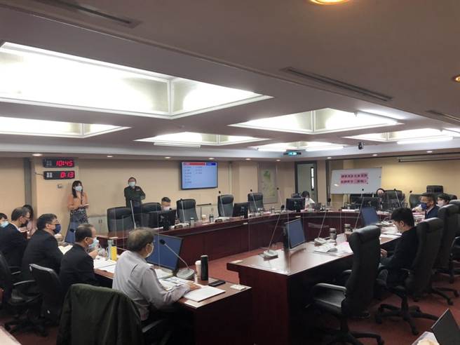 台北市政府高層借調17人，引發議員質疑。（楊亞璇攝）