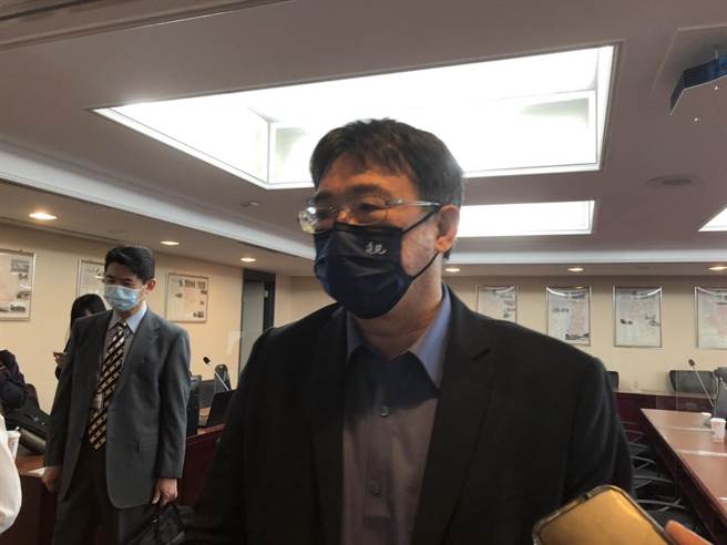 秘書長陳志銘說明設置〈台北市政府府級專案執行小組設置要點〉。（楊亞璇攝）