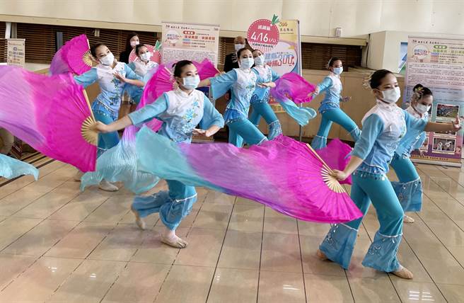 迎接彰化建县300年，213所中小学组300团才匯演接力登场。（吴敏菁摄）