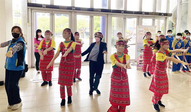 迎接彰化建县300年，213所中小学组300团才匯演接力登场，今天晚场揭开序幕，王惠美也加入舞团，跳一段原味舞蹈，不是阿美族，是泰雅族。（吴敏菁摄）