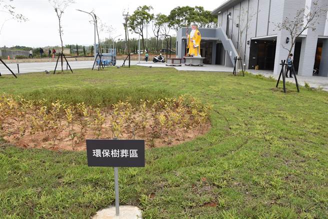 苗栗市公所自建生命纪念园区灵骨堂即将完工启用，规画设有树葬区。（谢明俊摄）