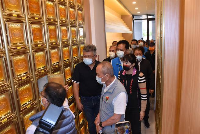 苗栗市公所自建生命纪念园区灵骨堂即将完工启用，苗栗县长徐耀昌7日到场视察。（谢明俊摄）