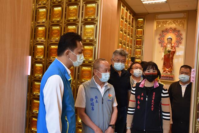 苗栗市公所自建生命纪念园区灵骨堂即将完工启用，苗栗县长徐耀昌7日到场视察。（谢明俊摄）