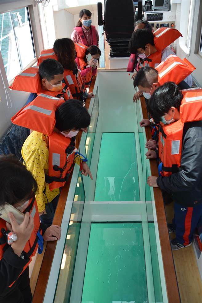 「潮境方舟1号」船底具有玻璃观察窗，可观察海洋的生态环境。（国立海洋科技博物馆提供／陈彩玲基隆传真）