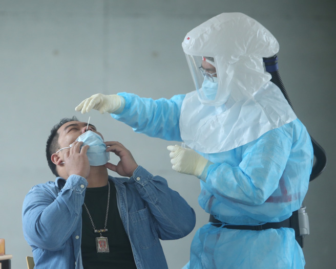 陳時中親曝台灣採檢量能。圖為民眾接受採檢的畫面。（本報系資料照）