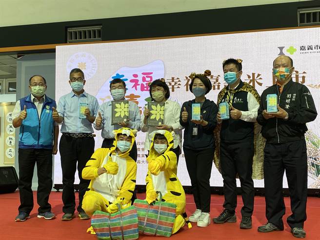 嘉义市长黄敏惠行销台农82号米品牌化。（廖素慧摄）