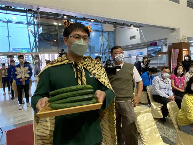 嘉义市农友展示温网栽种的小黄瓜。（廖素慧摄）