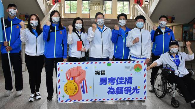 县长杨文科（中）颁发加菜金给新竹县代表队，期许再创佳绩。（罗浚滨摄）