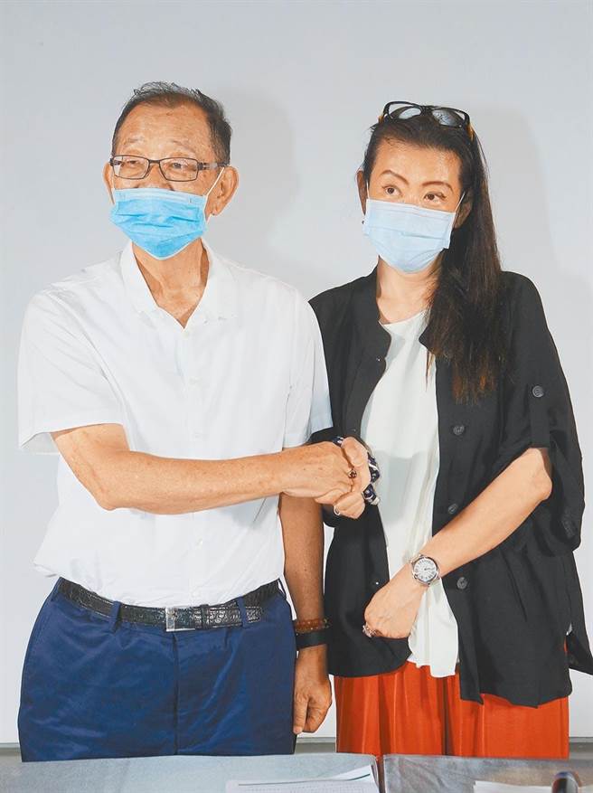 台开经营权风波不断，董事长邱于芸(右)与遭解任副董事长吴子嘉互相指控。台开认为经济部商业司先前处理反对方解任邱于芸的变更案迅以核准，涉及瀆职，但经济部立刻驳斥，与事实不符。(资料照)