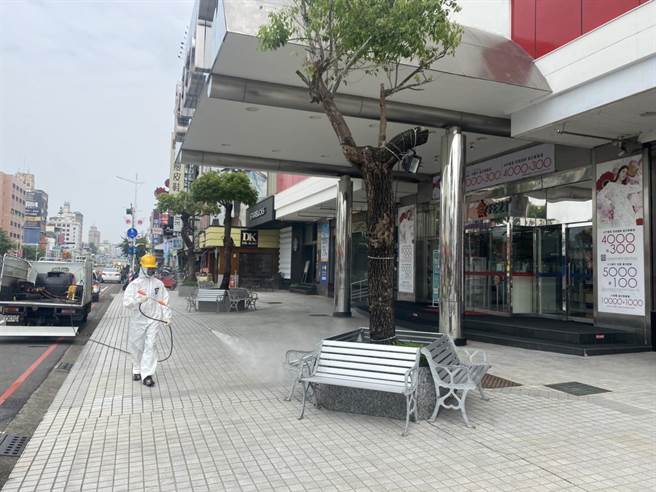 嘉义市政府对远百公司周边公共场域进行环境清消。（嘉义市政府提供／廖素慧嘉市传真）
