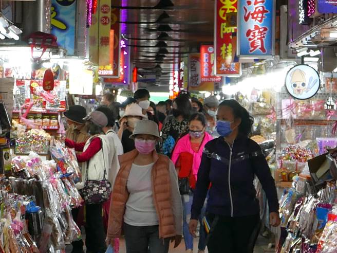 高市府为抢救旗津观光，共发放逾17万旗津券给搭乘渡轮的游客，盼刺激消费及活络观光，此举成功带动商机回温，业绩成长约5成。（柯宗纬翻摄）