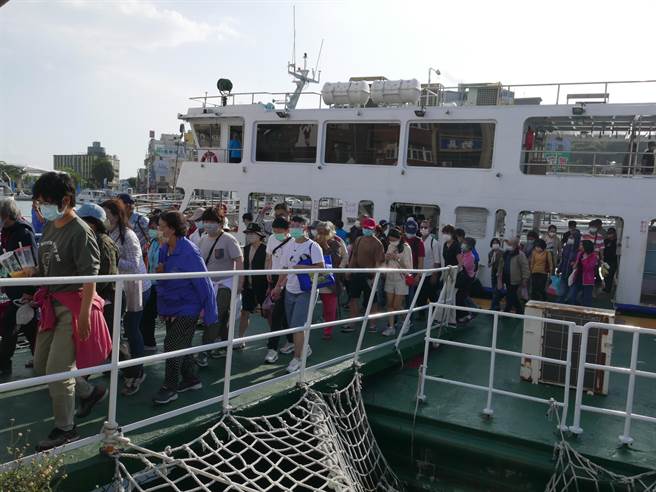 高市府为抢救旗津观光，共发放逾17万旗津券给搭乘渡轮的游客，盼刺激消费及活络观光，此举成功带动商机回温，业绩成长约5成。（柯宗纬翻摄）