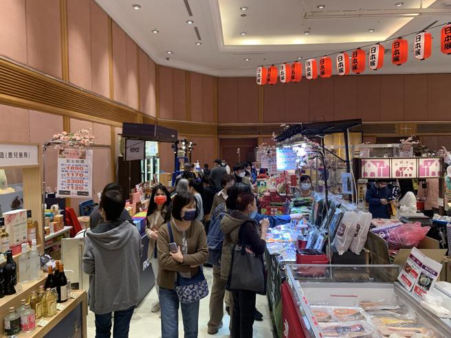 遠東SOGO忠孝館日本和風節廠商人員確診，今年清明連假的人流，較去年同期減少3成。（吳奕萱攝）