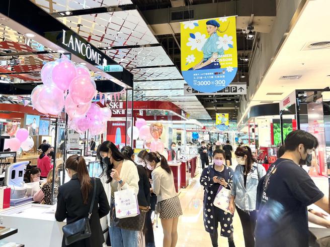 新光三越今年連假來客影響約2成，初夏購物節活動線上也可購買。（新光三越提供）