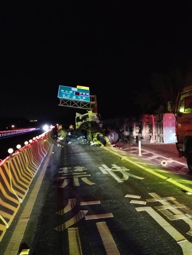 台61線西濱快速道路後龍段南下107公里處因施工縮減車道。（讀者提供／謝明俊苗栗傳真）