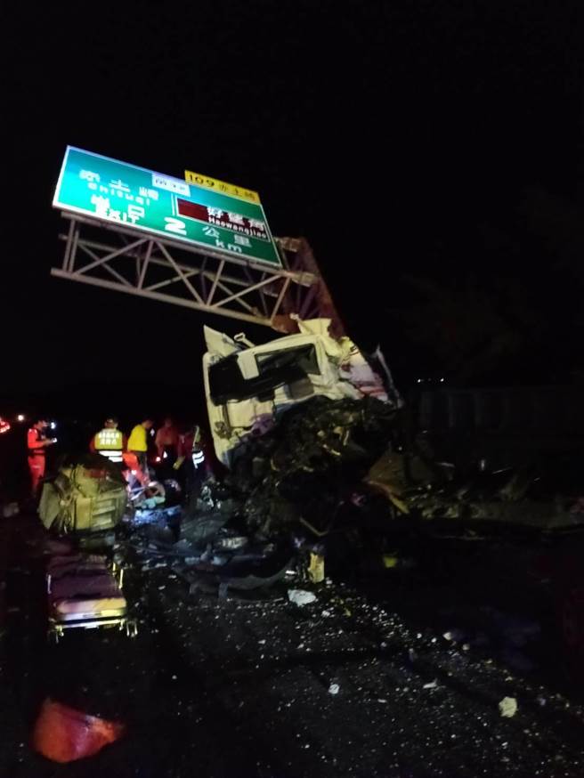 葉姓司機所駕砂石車撞倒路旁門架。（讀者提供／謝明俊苗栗傳真）