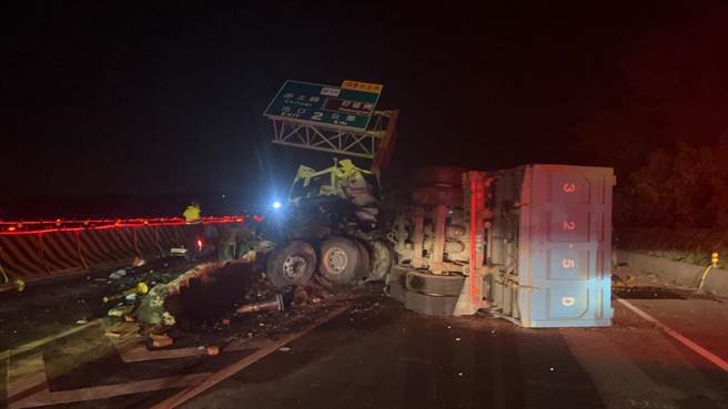 葉姓司機所駕砂石車撞倒路旁門架。（讀者提供／謝明俊苗栗傳真）