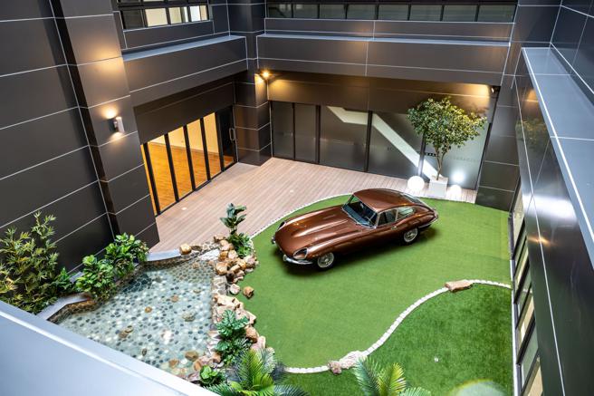 建物拥有全台唯一天井设计，提供另一个惬意的亲子共同休息空间。（台湾捷豹路虎提供）