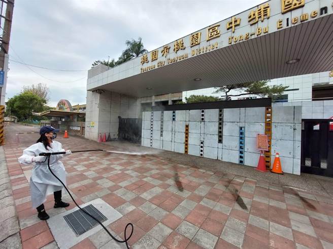 桃园中埔国小男学生遭姑姑传染确诊，学校紧急停课，环保局也派员到场消毒。（桃园市环保局提供／陈梦茹桃园传真）