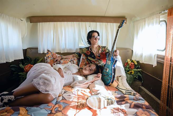 吴建豪和外国女模在〈CHILL〉MV中上演车内亲密戏。(环球音乐提供)