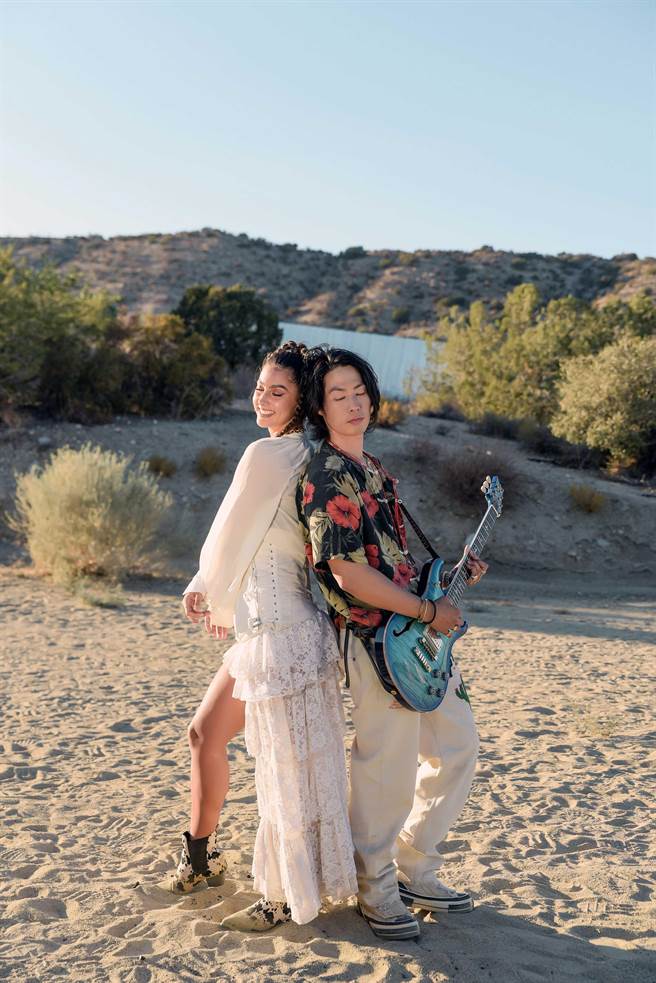 吴建豪在〈CHILL〉MV中与女模共舞，表现出无忧无虑的自在态度。(环球音乐提供)