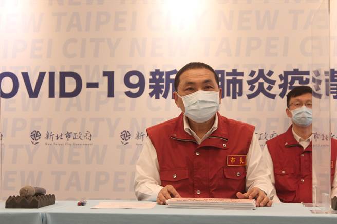 新北市教育局张明文（后）表示，7日受影响学校共新增3校1幼儿园班级停课。（陈慰慈摄）