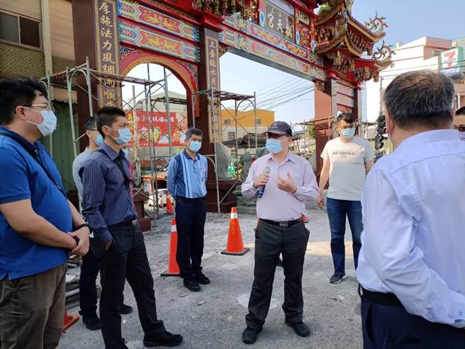 通霄警分局長陳文彬率領全體幹部實地會勘白沙屯拱天宮媽祖進香路線。（通霄警分局提供／謝明俊苗栗傳真）