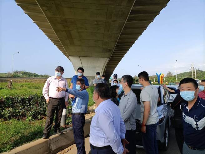 通霄警分局長陳文彬率領全體幹部實地會勘白沙屯拱天宮媽祖進香路線。（通霄警分局提供／謝明俊苗栗傳真）