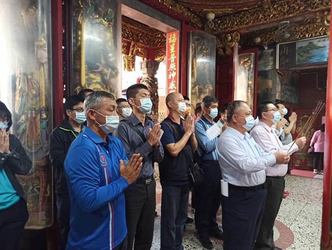 通霄警分局長陳文彬率領全體幹部向白沙屯拱天宮媽祖敬拜祈求勤務順利。（通霄警分局提供／謝明俊苗栗傳真）