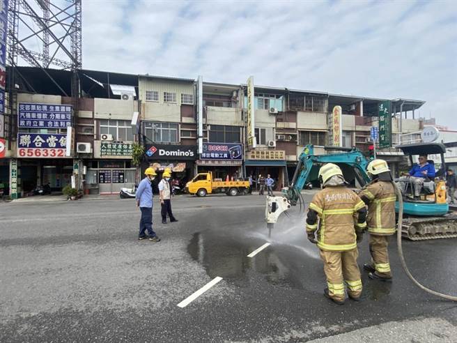 台南新营传瓦斯外泄 1骑士疑因路面隆起摔车。（读者提供／张毓翎台南传真）