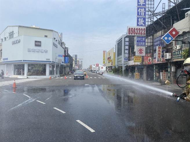 台南新营传瓦斯外泄 1骑士疑因路面隆起摔车。（读者提供／张毓翎台南传真）