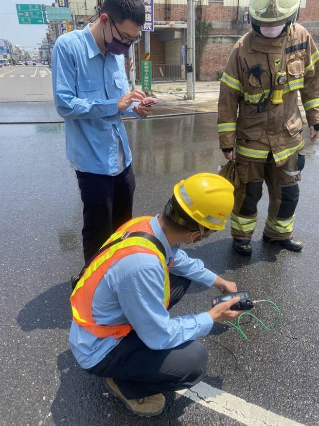 台南新营传瓦斯外泄 1骑士疑因路面隆起摔车。（读者提供／张毓翎台南传真）