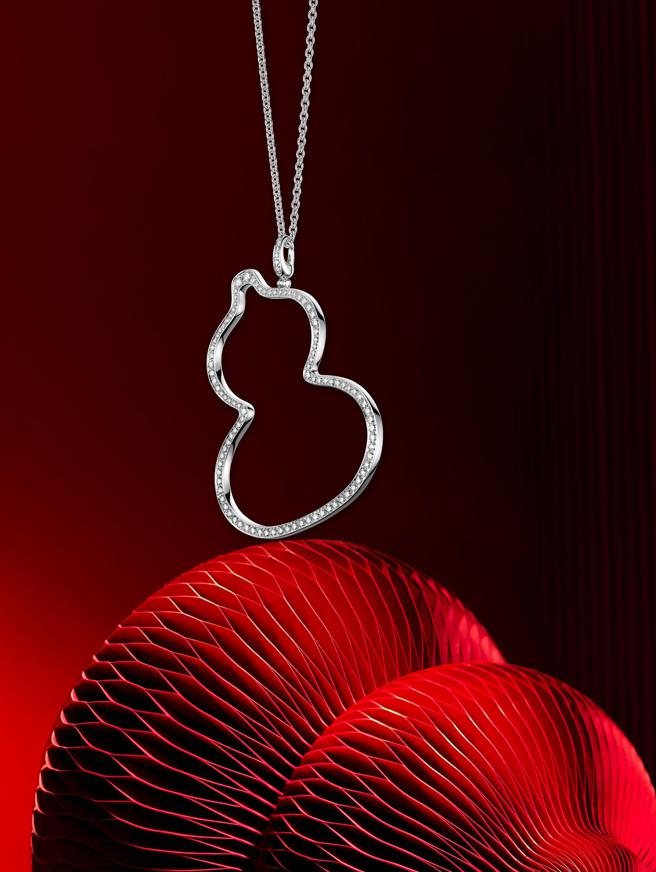 Qeelin以東方吉祥圖騰「葫蘆」為靈感創作Wulu鑲鑽大型吊墜。（Qeelin提供）